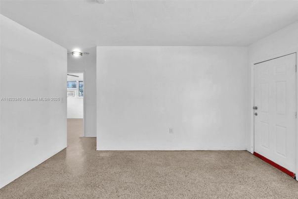 Empty room, Interior