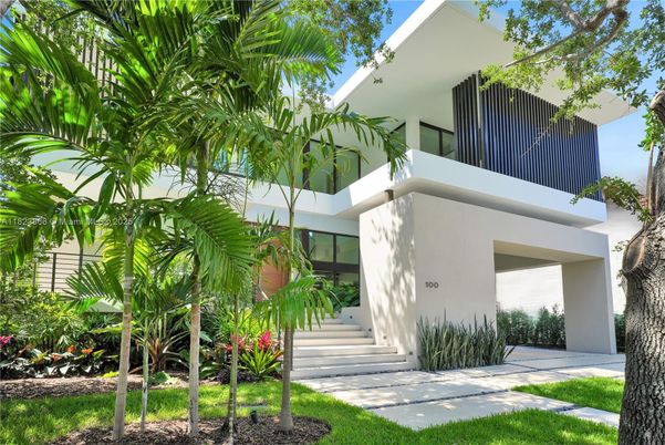 Exterior, Facade, Modern