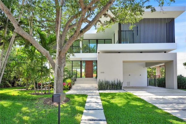 Backyard, Exterior, Facade, Modern