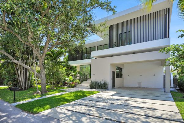 Backyard, Exterior, Facade, Modern