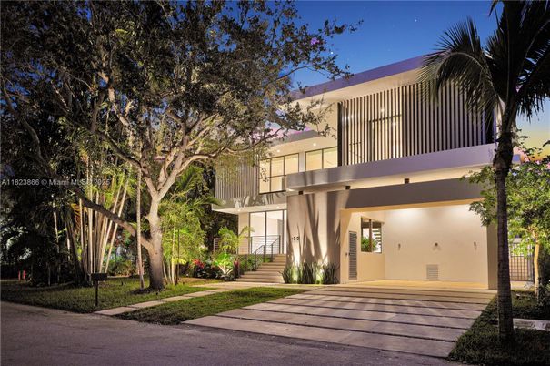 Exterior, Facade, Modern