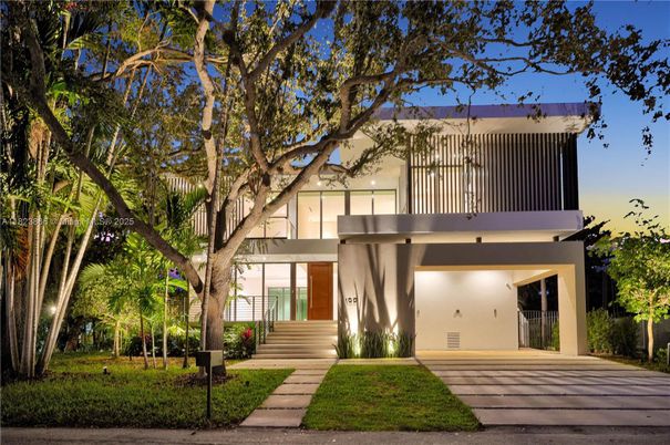Exterior, Facade, Modern