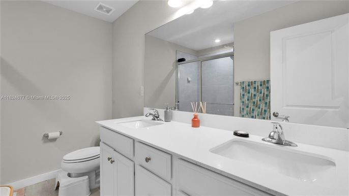 Bathroom, Dual Sink Vanities, Interior, Recessed Lighting