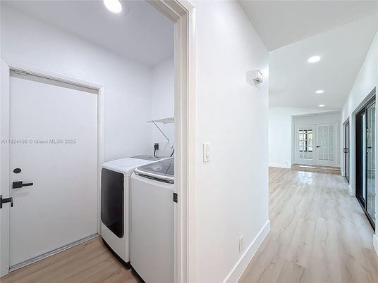 Interior, Recessed Lighting, Washer, Wood Texture Flooring