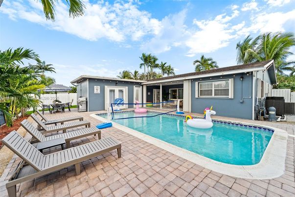 Exterior, Pool