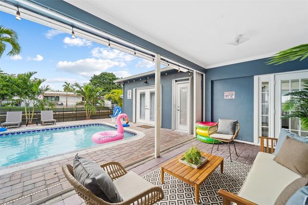 Exterior, Pool