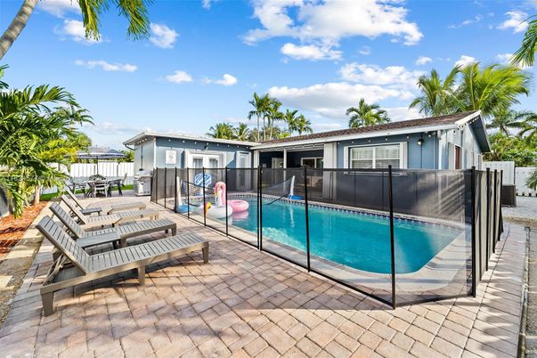 Exterior, Pool