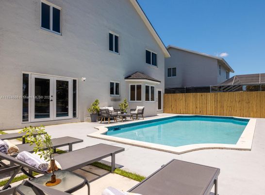 Exterior, Pool