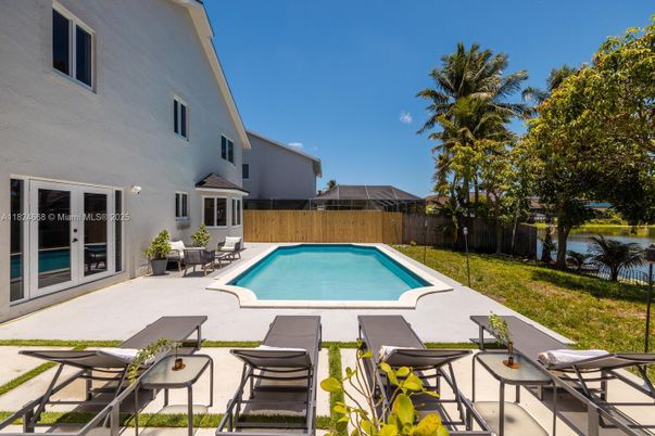 Exterior, Pool, Water