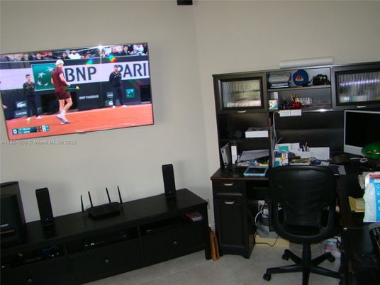 Home Office, Interior