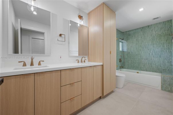 Bathroom, Dual Sink Vanities, Interior, Recessed Lighting