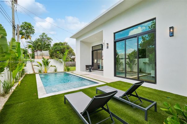 Exterior, Pool