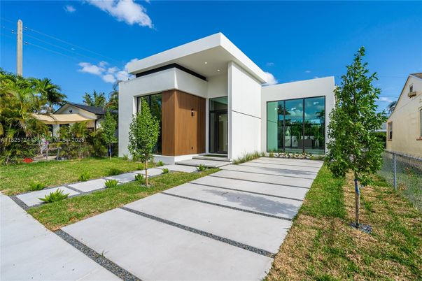 Backyard, Exterior, Facade, Modern