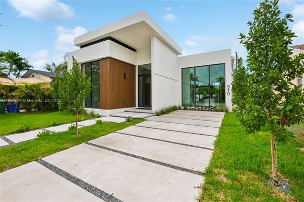 Backyard, Exterior, Facade, Modern