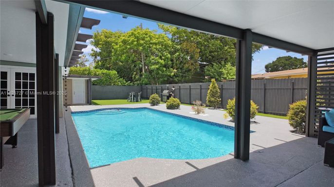 Exterior, Pool