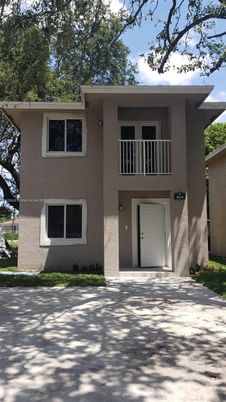 Exterior, Facade, Raised Ranch