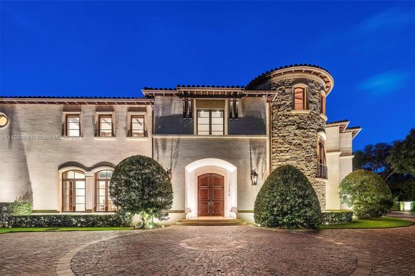 Exterior, Facade, Mediterranean