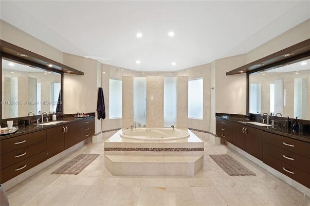 Bathroom, Dual Sink Vanities, Interior, Recessed Lighting