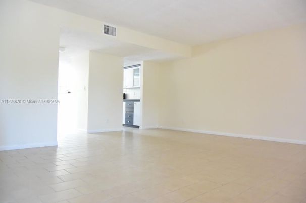 Empty room, Interior