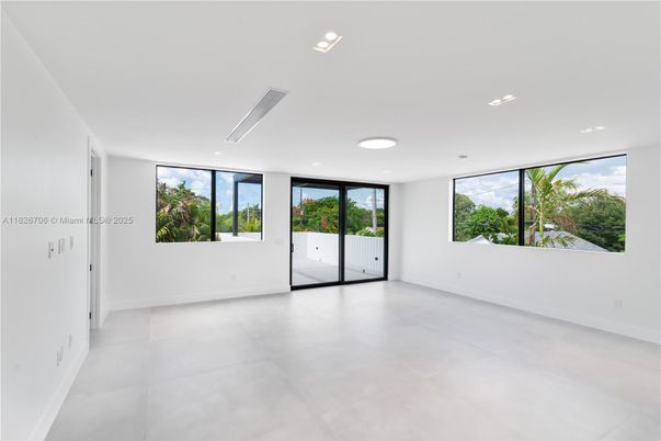 Empty room, Interior, Recessed Lighting