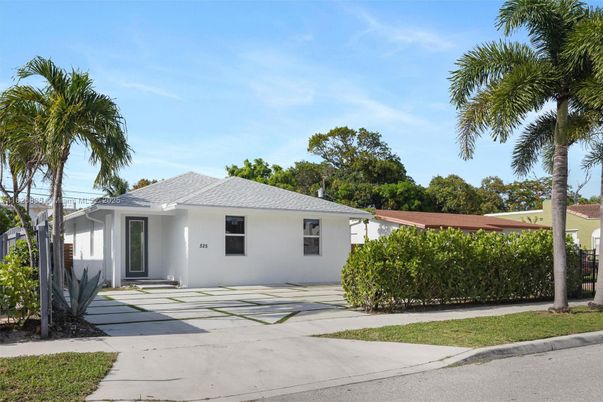 Backyard, Exterior, Facade, Ranch