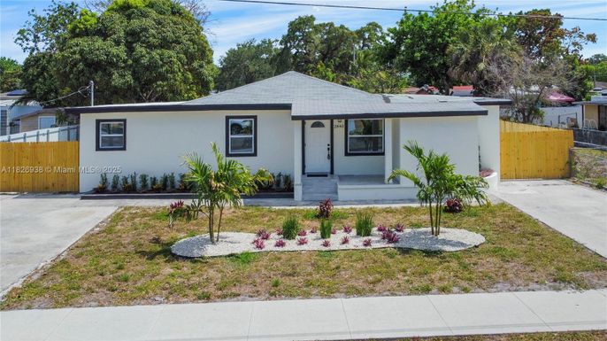 Backyard, Exterior, Facade, Ranch