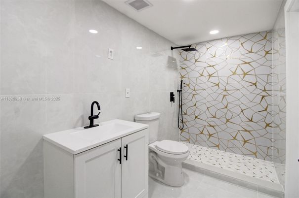 Bathroom, Interior, Recessed Lighting