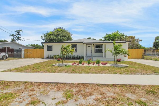 Backyard, Exterior, Facade, Ranch