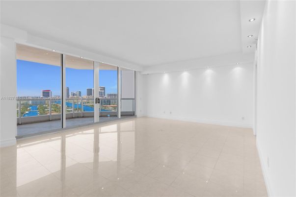 Empty room, Interior, Recessed Lighting, Water