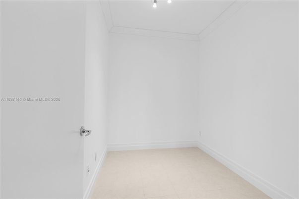 Empty room, Interior