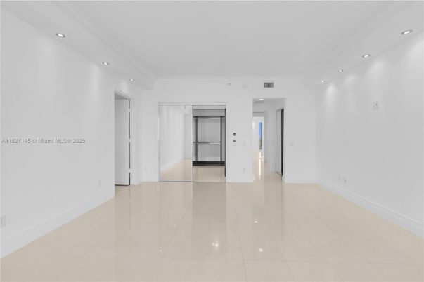 Empty room, Interior, Recessed Lighting