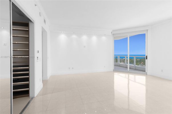 Empty room, Interior, Water