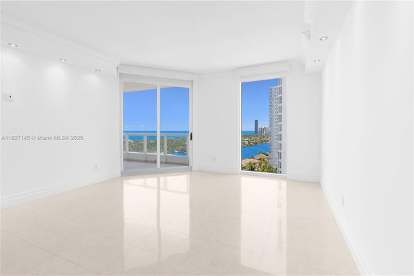 Empty room, Interior, Recessed Lighting, Water