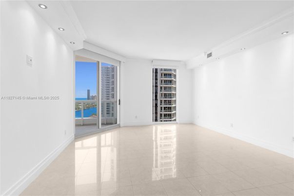 Empty room, Interior, Recessed Lighting, Water