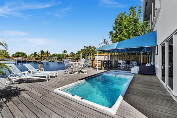 Exterior, Hot Tub, Pool, Water