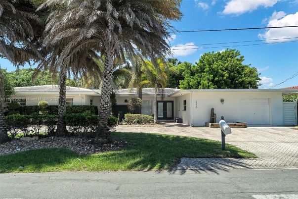 Attached, Exterior, Facade, Ranch