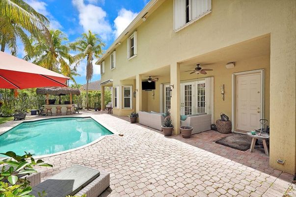 Exterior, Pool