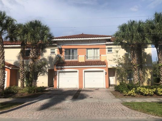 Attached, Exterior, Facade, Mediterranean