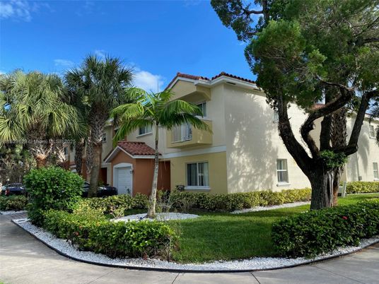 Attached, Exterior, Facade, Mediterranean