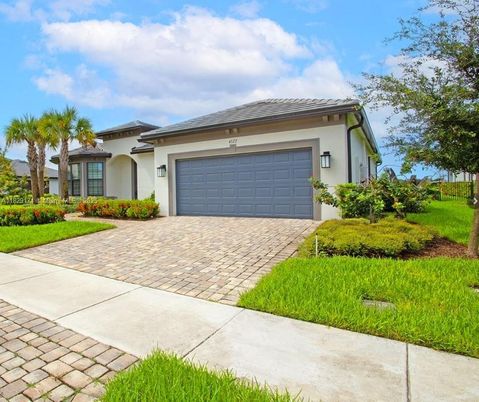 Attached, Exterior, Facade, Ranch