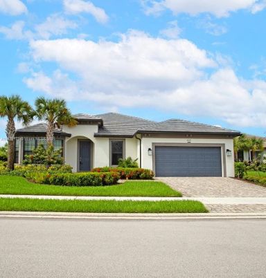 Attached, Exterior, Facade, Ranch