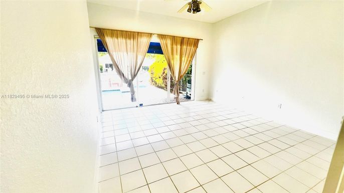 Empty room, Interior