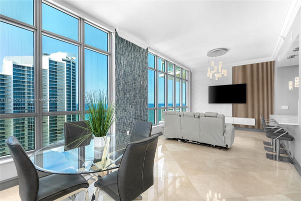 Dining room, Interior, Living room, Pendant Lights