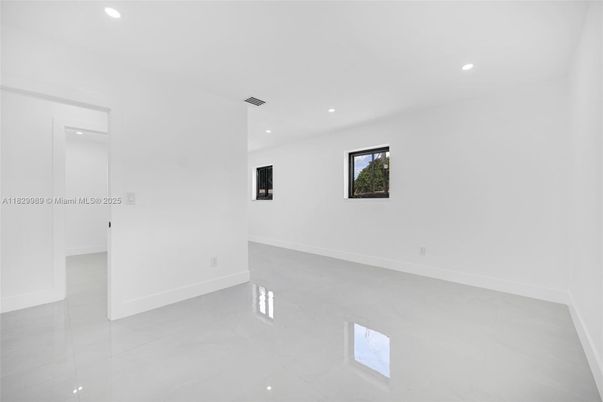 Empty room, Interior, Recessed Lighting