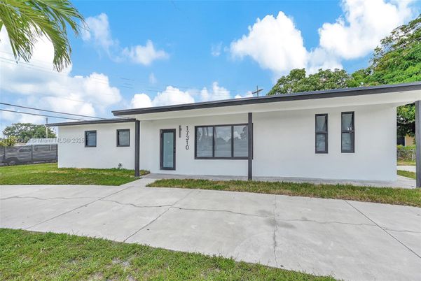 Backyard, Exterior, Facade, Ranch