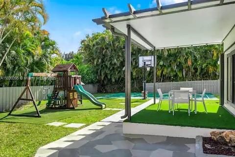 Exterior, Playground, Pool