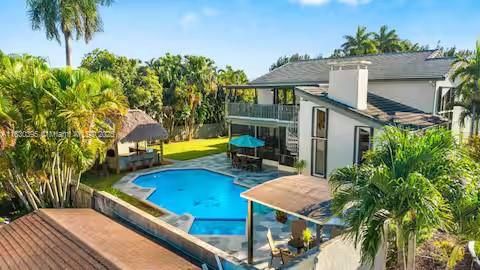 Exterior, Pool