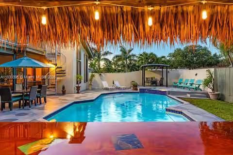Exterior, Pool