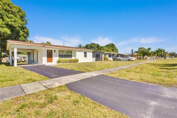 Backyard, Exterior, Facade, Ranch