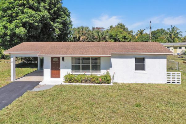 Backyard, Exterior, Facade, Ranch